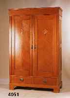 Kleiderschrank, deutsch, um 1902/08, Jugend- stil, Eiche massiv, Eichefurnier z.T. gespie- gelt, aufgelegte sparsame Schnitzereien, original ...