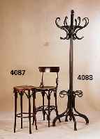 2 Barhocker, Bugholz, wohl Thonet, einmal mit Lehne, H. ca. 105 bzw. 75 cm