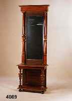 Konsole mit Aufsatzspiegel, deutsch, um 1890, z.T. Nußbaum massiv, Wurzelnuß gespiegelt, min. besch., ca. 200x68x33 cm