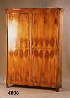 Biedermeierschrank, Pfalz, zwischen 1830/45, Korpus Weichholz und Nußbaum, beste Verarbei- tung, Wurzelnußfurnier, TÜr 20-fach gespiegelt , ...