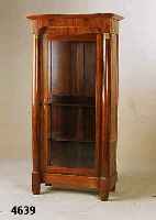Vitrine, um 1880/90, Korpus Weichholz, frei- stehende SÄulen, Glasscheibe li. gebrochen,