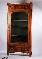 WÄscheschrank deutsch, um 1902/06 Korpus We ichholz, Wurzelnußfurniert, z.T. gespiegelt, F lachscnitzereien abstrakt floral, original Gla s und ...