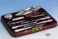 Nagelnecessaire, deutsch um 1900, reiner Jugendstil, 935er Silber, im Orig.- Etui (besch.), best. aus 10 Teilen (u.a. Scheren, Feilen, DÖschen, ...