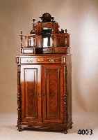 Vertiko, deutsch, um 1890, Korpus Weichholz, Wurzelnuß gespiegelt, original BeschlÄge, Spiegelglas facettiert, reiche Drechselarbeit, unten ...
