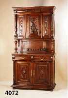 Aufsatzschrank, Frankreich, um 1880, Eiche, reich verziert, Schnitzereien aus dem Voll- holz, Flachschnitzereien, Mittelteil Darstel- lung ...
