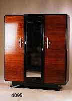 ArtDeco-Schrank, Frankreich, um 1930, Rio- palisander, gespiegelt furniert, z.T. schwarz abgesetzt, 3-tÜrig, MitteltÜr mit Spiegel, 5 ...