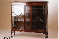 Vitrine, England, um 1920/25, Sheratonstil, Korpus Mahagoni und Weichholz, Mahagonifurnier , KlauenfÜße, Leisten z.T. mit Perlmuttschnitz erei, ...