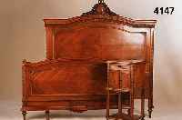 Bett mit NachtschrÄnkchen, Frankreich um 1890/ 1900, Korpus Eiche, Weichholz und Nußbaum, Nußbaumfurnier, Schnitzereien aus dem Vollholz , ...