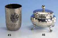 Dose, deutsch wohl Hanau, um 1900, nach dem Stil von 1760, Rokokostil, feiner Guß, nachge- stochen, auf 4 FÜßen, Deckel mit Klappschar- nier