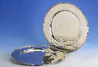 Set: 2 Platzteller, 925er Silber, Gew. insgesamt ca. 975 g, D. ca. 32.6 cm, glatte Form, Gebr.-sp.