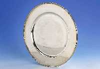 Set: 2 Platzteller, 925er Silber, Gew. to- tal ca. 975 g, 6-fach gekerbt, D. ca. 32.6 cm, glatte Form, Gebr.-sp.
