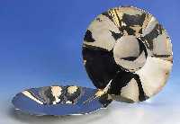 Set: 2 Platz- bzw. Anbietteller, 925er Silber, Gew. ca. 692 g, D. ca. 26 cm, stilisiete BlÜtenform, Gebr.-sp.