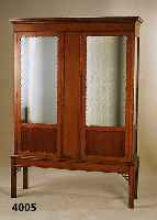 Vitrine, England, um 1930, leicht ostasiati- scher Einfluß, BrezelfÜllungen im Stil von 1835/40, Pyramidenmahagoni gespiegelt, Perl- ...