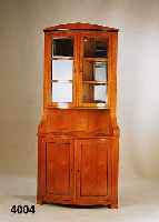 Eckschrank, Biedermeierstil, Kirsche massiv, nach Vorbild von 1820/30, unter Verwendung alter Teile, Oberteil verglast, z.T. schwarz gelackt, ...