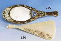 ElfenbeinfÄcher, Erbach um 1870, ohne Seidenband, hervorr. Erhaltung, Deck- blatt mit reicher, teilw. vollplast. Schnitze- rei mit ...