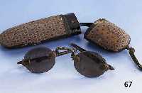 Sonnenbrille, China 19. Jh., GlÄser aus dunklem Bergkristall, BronzebÜgel/Montierung m. Bambusdekor, in der Lit. Ähnlich abgebil- det, im ...