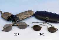 Sonnenbrille, China 19. Jh., GlÄser aus dunklem Bergkristall, BronzebÜgel/Montierung m. Bambusdekor, in der Lit. Ähnlich abgebil- et, im ...
