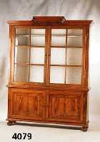 Vitrinenschrank, Niederlande 1820/40, Korpus Eiche und Nußbau massiv, z.T. gespiegelt, Bandintarsien, Versprossung sekundÄr, FÜße sekundÄr, ...
