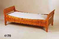 Biedermeierbett, mitteldeutsch, um 1835/45, Korpus Weichholz, Wangen Birke massiv, restau- riert, neuer Rost, ca. 64x181x80 cm