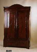 Kleiderschrank, deutsch, um 1835/45, Korpus Weichholz, Mahagonifurnier gespiegelt, Brezel- fÜllungen, leicht schwundrissig, restauriert, ...