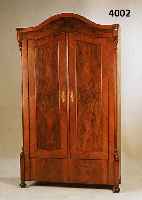 Kleiderschrank, deutsch, um 1890/1900, Korpus Weichholz, Wurzelfurnier, vielfach ge- spiegelt, sehr schÖne durchlaufende Elemente, abgeschrÄgte ...