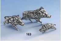 Tischdekoration: Gruppe 3 Wildschweine, 925er Silber massiv, ca. 295 g, naturalist.- idealist, Darstellung, H bis ca. 4.5 cm, massive Ausf.