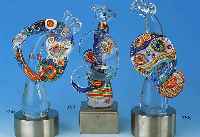 Glasskulptur, sign. Kisslinger, Österreich, zeitgenÖssisch, farbl. mundgeblasenes Glas mit bunten Auf- u. Einschmelzungen, Sockel Edelstahl, ...