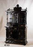 Vielzweckschrank, deutsch, um 1880/85, Korpus Eiche und Buche, schwarz gelackt, Front reich verziert, Lisenen mit Veluten bzw. Muschelabschluß, ...