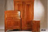 Jugendstil-Zimmer, deutsch, 1902/04, Eiche und Weichholz, z.T. Nußbaumfurnier, bestehnd aus: 2 Betten, 2 Nachttische und 1 Schrank, Schrank mit ...