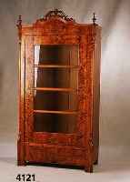 Vitrinenschrank, mitteldeutsch, um 1840/50, Korpus Weichholz, Birkenwurzelfurnier, z.T. gespiegelt, Sprossen und Verglasung spÄter, Ecken ...