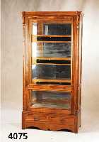 Vitrine, deutsch, um 1900, mit Stilelementen von 1860/70, Korpus Weichholz, Nußbaumfurnier gespiegelt, abgeplattete Ecken, aufgesetzte Lisenen ...