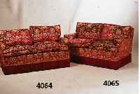 Zweisitzersofa, deutsch, um 1970, getrennter Federkern, lose RÜcken- bzw. Sitzkissen, wein roter stehender Mohairbezug, leichte Gebrauchs spuren, ...