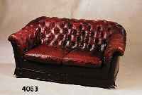 2-Sitzer Sofa, deutsch, 50er Jahre, roter/ weinroter Lederbezug, lose Kissen, RÜcken und Seiten genoppt, patiniert, zeitlos, elegant, Kanten mit ...
