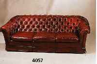 3-Sitzer Sofa, deutsch, im Englischen Stil, Vorbild 1890/1900, lose Kissen, RÜcken und Seiten genoppt, rotbrauner Lederbezug, pati- niert, ...