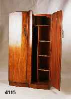 Kleiner Herrenschrank, Frankreich/England, um 1935, Korpus Mahagoni, Mahagonifurnier, Front und Seite kaukasisch Nußbaum, lebhaft gespiegelt, ...