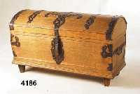 Buckeltruhe, deutsch, um 1750/60, wohl Reise - oder Linnentruhe, Eiche massiv, reiche ori- ginal BarockbeschlÄge, punziert, Rocaillen, min. ...
