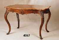 Tisch, Frankreich, um 1880/90, Nußbaum massiv, Beine stark geschwungen, qualitÄtvolle Schnitzerei aus dem Vollholz, braunrote Marmo rplatte, ...