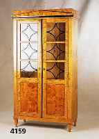 WÄsche- bzw. Vitrinenschrank, mitteldeutsch, um 1830/40, SpÄtbiedermeierstil, Korpus Weichholz, Birkefurnier, z.T. Birkewurzelfurni er, Verglast, ...