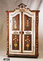 WÄscheschrank, sÜddeutsch, um 1820, Barock- stil, Weichholz, Rocaillenschnitzerei z.T auf- gesetzt, Seiten abgeplattet, Inlets getreppt, Malerei ...
