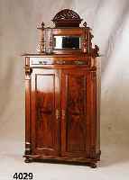 Vertiko, deutsch, um 1890/1900, Korpus Weich holz, aufgesetzte Leisten, Lisenen 3-fach ge- rieft, in Veluten auslaufend, SÄulen mit rei- cher ...