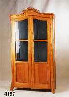Vitrine, mitteldeutsch, um 1835/45, RÜster, RÜsterfurnier, Korpus z.T. Weichholz, z.T. original GlÄser, Schnitzereien aus dem Voll- holz, ...