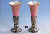 Vasenpaar, Birmingham 1902, 925er Silber-Halterung, Einsatz Porzellan Coalport (l. best.), in sich goudroniert, vergoldet, H ca. 14.5 cm, 1 Fuß ...
