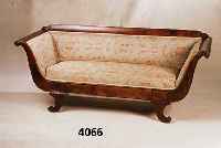 Biedermeiersofa, norddeutsch, um 1835, Korpus Weichholz, Pyramidenmahagonifurnier ge- spiegelt, FÜße in Trompetenform, mit Fortuna- motiv, aus ...