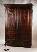 Kleiderschrank, deutsch, 1880/90, Korpus Weichholz, Front Nußbaum massiv, Flachschnitz- erei aus dem Vollholz, Lisenen im Kerbschnitt, Kopf mit ...