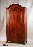 Kleiderschrank, sÜddeutsch/Österreich, um 1870 /80, Korpus Weichholz, Nußbaum, Wurzelnußfur- nier, Seiten abgekantet, Lisenen mit leichtem ...