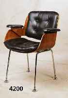 Stuhlsessel, Entwurf James Imes, Chromge- stell, Entwurf um 1952, AusfÜhrung Anfang 70er Jahre, RÜcken und Sitz in Schalenform, Leder- kissen mit ...