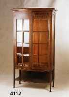 Vitrine, deutsch, um 1900/05, wohl MÜnchen, große NÄhe zu Bruno Paul, Korpus Hartholz, Eichefurnier, intarsiert, abstrakt floral, bordenartig, ...