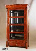 Vitrine, mitteldeutsch, um 1840/50, Korpus Weichholz, Kirschholz, z.T. Kirschwurzel, ge- spiegelt, Lisenen aus dem Vollholz, Veluten aus dem ...