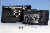 Konvolut 2 schwarze Ledertaschen: 1 x 30er Jahre, geprÄgt, Metalltragekette; 1 x 50er Jahre, Glanzlackleder, ausgefallener BÜgel, Gebr.-spuren