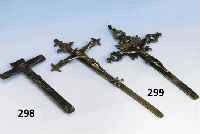 Konvolut 2 Steck-Kruzifixe, Frankreich: Gelbguß, 1 x um 1580-1620, L. ca. 18 cm, 1 x 1720/30, SchÄdelstÄtte fehlt, L. ca. 21 cm